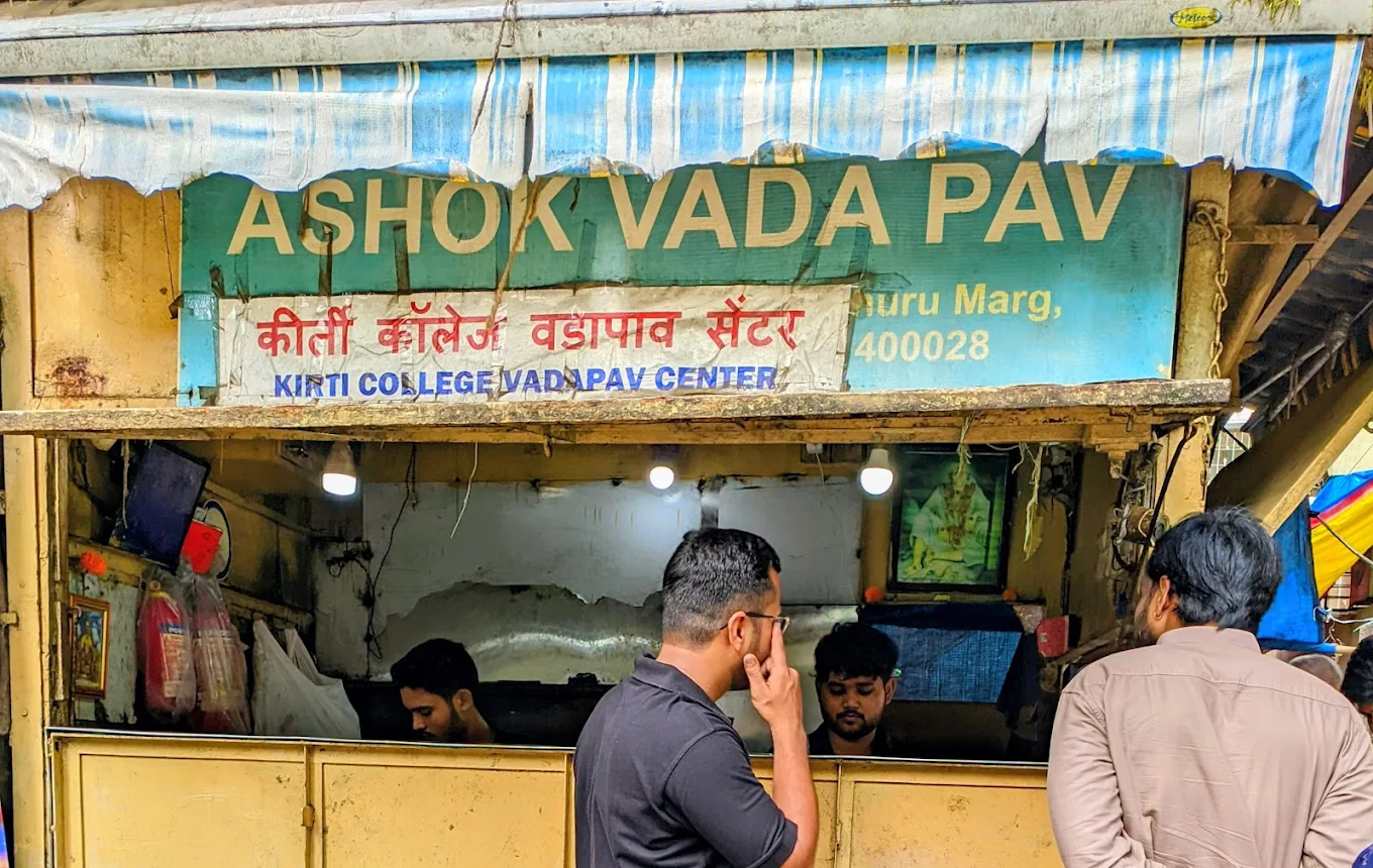Ashok Vada Pav Juhu – Famous Street Food in Mumbai